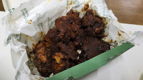 Menu ayam goreng Wingstop rasa hot BBQ. Foto: Azalia Amadea/kumparan
