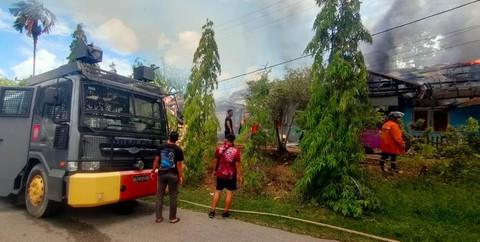 Kebakaran di 3 rumah Dinas Kehutanan Sanggau. Api diduga dari korek api yang dimainkan anak berusia 3 tahun. Foto: Dok. Polres Sanggau