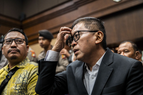 Terdakwa kasus dugaan perintangan penyidik kasus korupsi Harun Masiku dan pemberian suap, Hasto Kristiyanto (kanan) bersiap untuk menjalani sidang lanjutan di Pengadilan Tipikor, Jakarta, Jumat (16/5/2025). Foto: Bayu Pratama S/ANTARA FOTO