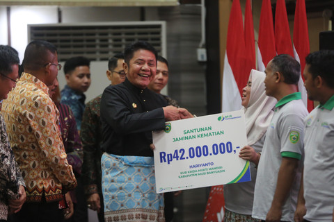 Gubernur Sumsel Herman Deru secara simbolis memberikan santunan JKM ke ahli waris pekebun kelapa sawit. Foto : Humas Pemprov Sumsel