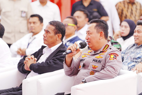 Kapolri Jenderal Listyo Sigit Prabowo dan Mentan Amran Sulaiman meninjau Gudang Bulog Cabang Bone di Tanete Riattang, Sulawesi Selatan (Sulsel), Jumat (16/5/2025). Foto: Dok. Istimewa
