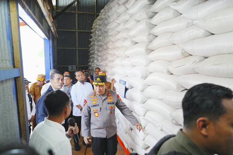 Kapolri Jenderal Listyo Sigit Prabowo dan Mentan Amran Sulaiman meninjau Gudang Bulog Cabang Bone di Tanete Riattang, Sulawesi Selatan (Sulsel), Jumat (16/5/2025). Foto: Dok. Istimewa