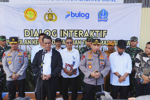 Kapolri Jenderal Listyo Sigit Prabowo dan Mentan Amran Sulaiman meninjau Gudang Bulog Cabang Bone di Tanete Riattang, Sulawesi Selatan (Sulsel), Jumat (16/5/2025). Foto: Dok. Istimewa
