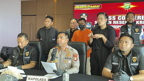 Kapolres Metro Jakarta Barat Kombes Twedi Aditya Bennyahdi memimpin konferensi pers kasus pembunuhan berencana Kalideres di Mapolres Jakbar, Jumat (16/5/2025). Foto: Thomas Bosco/kumparan