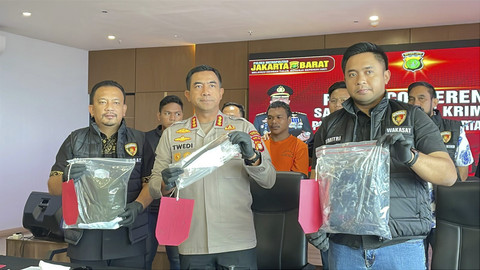 Kapolres Metro Jakarta Barat Kombes Twedi Aditya Bennyahdi memimpin konferensi pers kasus pembunuhan berencana Kalideres di Mapolres Jakbar, Jumat (16/5/2025). Foto: Thomas Bosco/kumparan