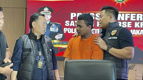 UA, pria Kalideres yang merencanakan dan menghabisi kerabatnya karena sakit hati saat ditampilkan di Mapolres Jakbar, Jumat (16/5/2025). Foto: Thomas Bosco/kumparan