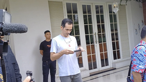 Artis Atalarik Syach saat lakukan negosiasi dengan pihak penggugat di Kediamannya di Kawasan Cibinong. Foto: Aprilandika Pratama/kumparan