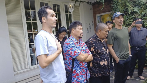 Artis Atalarik Syach saat lakukan negosiasi dengan pihak penggugat di Kediamannya di Kawasan Cibinong. Foto: Aprilandika Pratama/kumparan