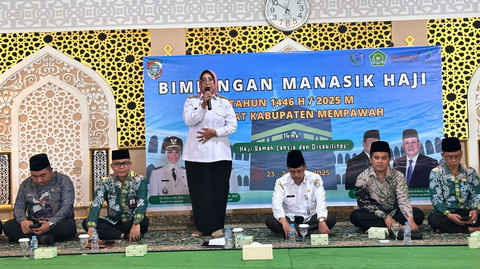 Bupati Mempawah Erlina memberikan sambutan saat bimbingan manasik haji. Foto: M. Zain/Hi!Pontianak