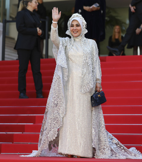 Syahrini saat di karpet merah film Dossier 137. Foto: Mickael Chavet/ ZUMA Press via REUTERS