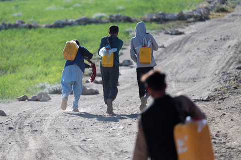 Warga Afghanistan mencari air bersih di pinggiran kota Kabul. Foto: WAKIL KOHSAR / AFP)
