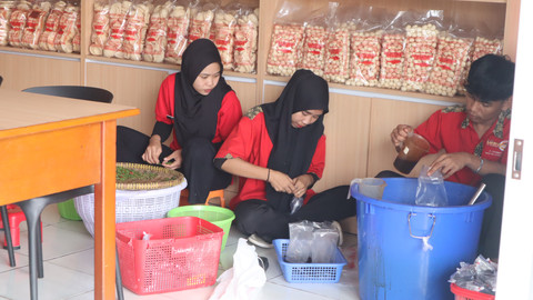 Usaha pempek Haiedi Ulandari di Jalan Sriwijaya Raya, Palembang yang berhasil meraup omzet ratusan juta berkat pembinaan PT Bukit Asam. Foto: Dok. PT Bukit Asam