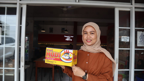 Usaha pempek Haiedi Ulandari di Jalan Sriwijaya Raya, Palembang berhasim meraih omzet ratusan juta per bulan berkat pemberdayaan PT Bukit Asam. Foto: Dok. PT Bukit Asam