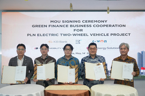 KB Bank bersama PT Etiga Mobility Indonesia (E3 Mobility), PT DAT Mobility Systems (DMS), LG Energy Solution (LG ES), dan Kwon Electronics jalin kerja sama kendaraan listrik roda dua di Banking Hall, Kantor Pusat KB Bank, Jakarta. Foto: Dok. KB Bank