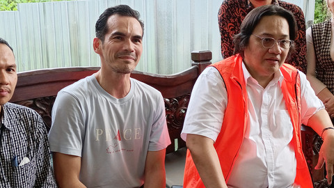 Artis Atalarik Syach memberikan keterangan pers di kediamannya di Cibinong, Bogor, Jumat (16/5). Foto: Aprilandika Pratama/kumparan
