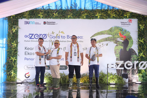 (Kiri ke kanan) VP Sustainability Telkom Gunawan Wasisto Ciptaning Andri, Wali Kota Tarakan dr. H. Khairul, M.Kes, EVP Telkom Regional IV Rachmad Dwi Hartanto, dan Pj. Sekretaris Daerah Provinsi Kalimantan Utara Dr. Bustan, SE., M.Si., saat acara GoZero% Goes to Borneo di Tarakan, Kalimantan Utara. Foto: Dok. Telkom