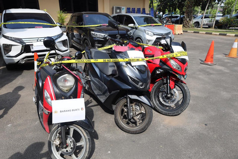 Sejumlah kendaraan diamankan untuk jadi barang bukti terkait penangkapan pimpinan ormas di Kabupaten Serang. Foto: Dok. Istimewa