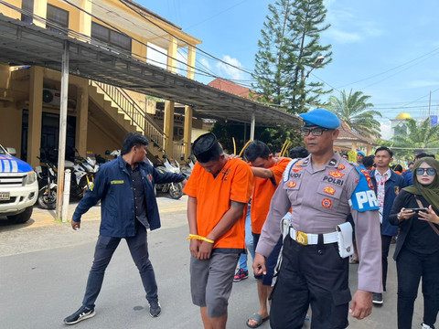 Pimpinan ormas di Kabupaten Serang bersama 4 rekannya dibekuk aparat kepolisian lantaran terlibat dalam penggelapan sejumlah mobil dan motor leasing. Foto: Dok. Istimewa