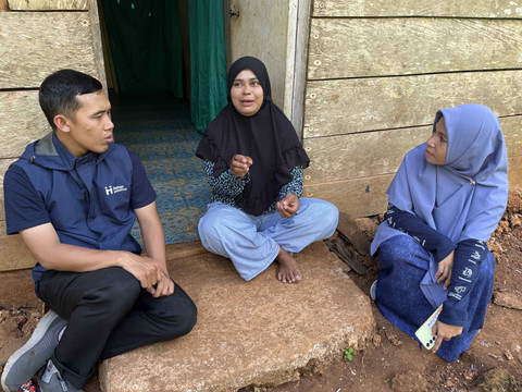 Wasamu, warga Dusun Oli Lama ketika berbincang dengan tim Human Initiative. Foto: Nabilla Fatiara/kumparan