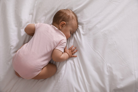 lustrasi balita tidur dengan posisi aneh. Foto: New Africa/Shutterstock