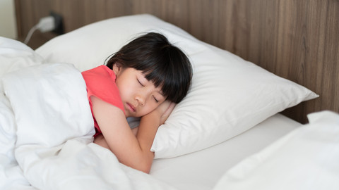 Kata Dokter: Tidur Malam Berkualitas Bisa Optimalkan Tinggi Badan Anak. Foto: suriyachan/Shutterstock