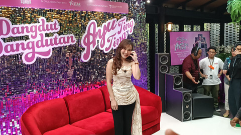 Ayu Ting Ting sapa wartawan usai konferensi pers konser tunggalnya, di kawasan Kebayoran Baru, Jakarta Selatan, Jumat (16/5).  Foto: Giovanni/kumparan