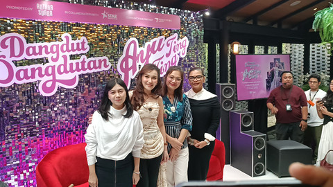 Ayu Ting Ting foto bersama usai konferensi pers konser tunggalnya, di kawasan Kebayoran Baru, Jakarta Selatan, Jumat (16/5).  Foto: Giovanni/kumparan
