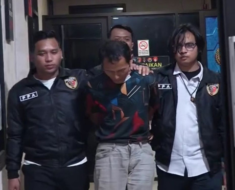 Sopir taksi online berinisial T yang diduga melakukan pelecehan terhadap penumpangnya, seorang siswi SMP, akhirnya ditangkap polisi. Foto: Dok. Istimewa