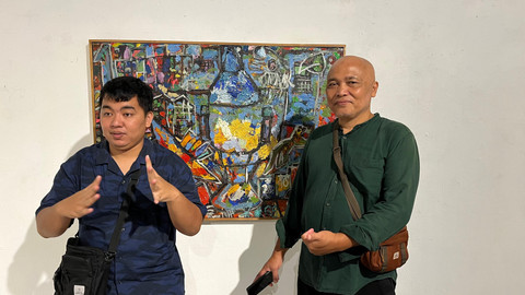 Salah satu seniman disabilitas, Anugrah Fadly, bersama hasil karyanya. Foto: Dok. Yusufhay/Pandangan Jogja