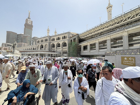 Jemaah haji usai salat jumat di Masjidil Haram, Makkah, Jumat (16/5). Foto: Moh Fajri/kumparan