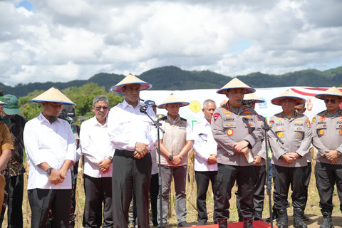 Menteri Pertanian Amran Sulaiman dan Kapolri Jenderal Listyo Sigit Prabowo menghadiri panen raya jagung di Tanete Riattang, Kabuptane Bone, Sulawesi Selatan Jumat (16/5). Foto: Antara