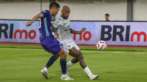 Pesepak bola Persita Tangerang Tamirlan Kozubaev (kiri) berusaha menghadang pesepak bola Persib Bandung David Da Silva (kanan) saat pertandingan BRI Liga 1 2024/2025 di Stadion Indomilk Arena, Kabupaten Tangerang, Banten, Jumat (16/5/2025). Foto: ANTARA FOTO/Galih Pradipta