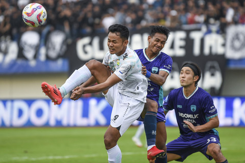 Pesepak bola Persita Tangerang Muhammad Toha (tengah) dan Sin Yeong Bae (kanan) berebut bola dengan pesepak bola Persib Bandung Dimas Drajad (kiri) saat pertandingan BRI Liga 1 2024/2025 di Stadion Indomilk Arena, Kabupaten Tangerang, Banten, Jumat. Foto: ANTARA FOTO/Galih Pradipta