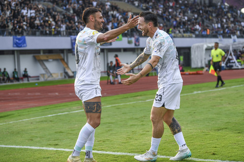 Pesepak bola Persib Bandung Tyronne Del Pino (kiri) dan Marc Klok (kanan) melakukan seleberasi usai mencetak gol ke gawang Persita Tangerang pada pertandingan BRI Liga 1 2024/2025 di Stadion Indomilk Arena, Kabupaten Tangerang, Banten, Jumat (16/5). Foto: ANTARA FOTO/Galih Pradipta