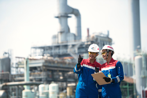 Perwira Pertamina dalam mengoperasikan kilang minyak. Foto: Dok. Pertamina