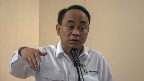 Menteri Koperasi (Menkop) Budi Arie Setiadi memberikan sambutan saat kunjungan kerja di Kantor Kelurahan Cibeber, Kota Cimahi, Jawa Barat, Kamis (15/5/2025). Foto: ANTARA FOTO/Abdan Syakura