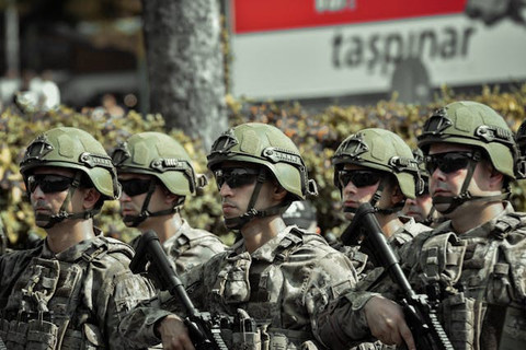 Ilustrasi apa itu barak militer. Sumber: pexels.com