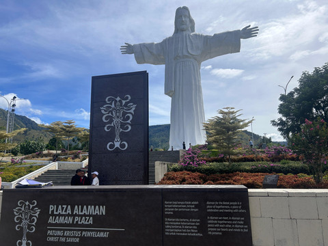 Patung Kristus Penyelamat di Bukit Sibea bea Samosir. Foto: Caroline Pramantie/kumparan