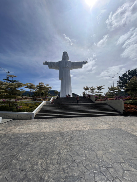 Patung Kristus Penyelamat di Bukit Sibea bea Samosir. Foto: Caroline Pramantie/kumparan