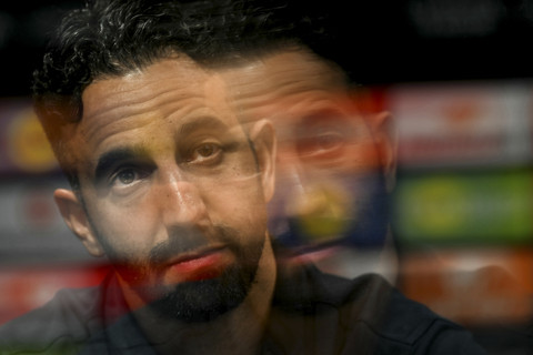 Pelatih Manchester United Ruben Amorim menyampaikan keterangan pers jelang laga final Liga Europa pada pertandingan leg kedua Liga Europa di Old Trafford, Manchester, Inggris, Rabu (14/5/2025). Foto: Oli Scarff/AFP