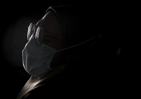 Bersiap memeriksa Pasien: Perawat paliatif Tyas bersiap untuk memeriksa pasiennya di Jakarta. Foto: Rivan Awal Lingga/ANTARA FOTO