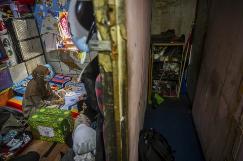 Kunjungan Pasien: Perawat paliatif Tyas melakukan kunjungan ke pasiennya di Jakarta. Foto: Rivan Awal Lingga/ANTARA FOTO