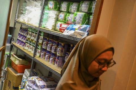 Perlengkapan Pasien: Perawat paliatif Tyas melintas di depan ruang perlengkapan pasien di Yayasan Rumah Rachel (Rachel House), Jakarta. Foto: Rivan Awal Lingga/ANTARA FOTO