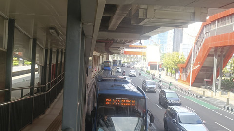 Bus Transjakarta harus mengambil penumpang di Halte Transjakarta Setiabudi, Jakarta, Sabtu (17/5/2025). Foto: Thomas Bosco/kumparan