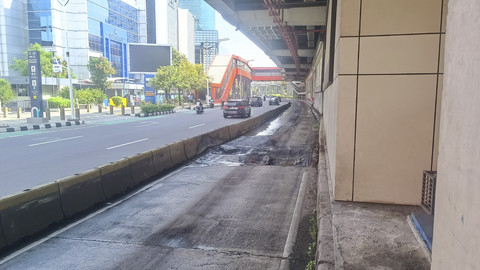 Penampakan lubang dalam di jalur masuk halte Transjakarta Setiabudi arah Menteng, Sabtu (17/5/2025). Foto: Thomas Bosco/kumparan