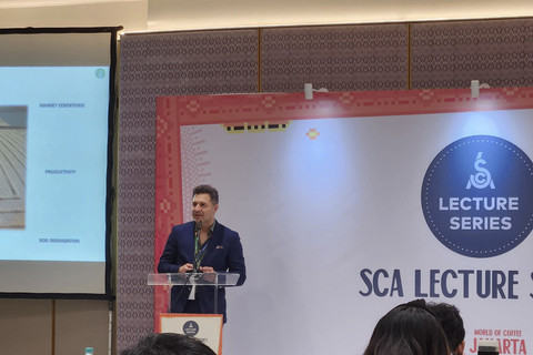 Roberto Alonso Vega Alfaro, Vice President, Global Coffee Agronomy, R&D, and Sustainability di Starbucks, menjadi pembicara di Lecture Series hari kedua di event World of Coffee Asia 2025 (16/5/25). Foto: Azalia Amadea/kumparan.