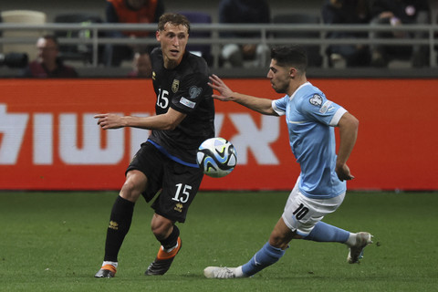 Bek Kosovo Mergim Vojvoda (kiri) ditandai oleh gelandang Israel Manor Solomon selama pertandingan sepak bola kualifikasi UEFA Euro 2024 grup I Israel v Kosovo di stadion Bloomfield di Tel Aviv. Foto: Jack Guez/AFP