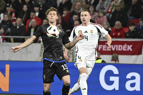 Pemain bertahan Kosovo Mergim Vojvoda (Kiri) dan pemain bertahan Hungaria #04 Attila Szalai (Kanan) berebut bola saat pertandingan sepak bola persahabatan antara Hongaria dan Kosovo di arena Puskas di Budapest, Hongaria. Foto: Attila Kisbenedek/AFP