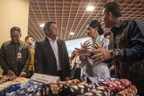 Kepala Eksekutif Pengawas Perilaku Pelaku Usaha Jasa Keuangan, Edukasi dan Pelindungan Konsumen OJK Friderica Widyasari Dewi (kedua kanan) berbincang dengan Gubernur Sumatera Selatan Herman Deru (kedua kiri), Plt Kepala Departemen Literasi, Inklusi Keuangan dan Komunikasi OJK M Ismail Riyadi (kiri) dan Kepala OJK Provinsi Sumatera Selatan Arifin Susanto (kanan) saat meninjau salah stan UMKM usai peluncuran Sumsel Gerakan Nasional Cerdaskan Keuangan (Gencarkan) dan Youngpreneur Summit 2025 di Palembang, Sumatera Selatan, Jumat (16/5/2025). Foto: Nova Wahyudi/ANTARA FOTO