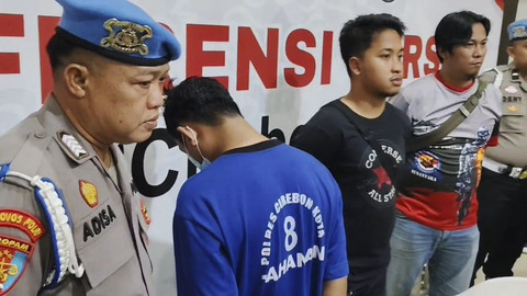 Tersangka DS pelaku pelecehan seksual dibawah umur saat dihadirkan pada konferensi pers di Mapolres Cirebon Kota, Sabtu (17/5/2025). Foto: kumparan